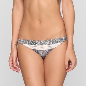 Acacia Pavils Bottom - Tropical Snake/Foam Medium